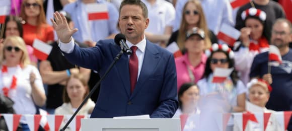 Rafał Trzaskowski na tle tłumu ludzi