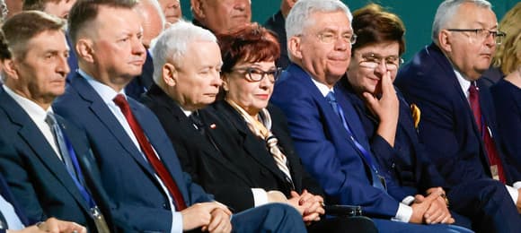 Członkowie Prawa i Sprawiedliwości siedzą na publiczności. Od lewej na pierwszym planie Marek Kuchciński, Mariusz Błaszczak, Jarosław Kaczyński, Elżbieta Witek, Stanisław Karczewski