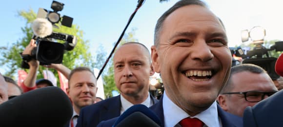 Uśmiechnięty szeroko polityk