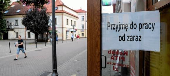 Drzwi od sklepowej witryny otwarte na oścież na ulicę. Na drzwiach kartka z napisem