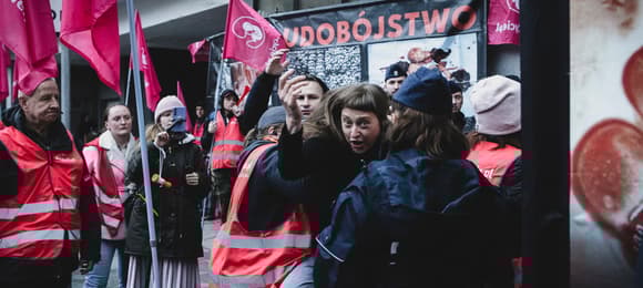 Kolejny raz pod przychodnią Abotak przeciwnicy aborcji zorganizowali swoje zgromadzenie. Przez wiele godzin uzbrojeni w wuwuzele, głośne nagranie płaczu dziecka utrudniają pracę przychodni, życie mieszkańców oraz zwykłe przejście przez chodnik przypadkowym przechodniom.Dzisiaj kilka razy doszło do agresji słownej i naruszania nietykalności cielesnej, zwłaszcza ze strony jednej uczestniczki zgromadzenia, w stosunku do przechodniów oraz osób dokumentujących całe zajście. Byliśmy wulgarnie wyzywani, wypychani i kopani, w tym ja, co finalnie będzie skutkowało zgłoszeniem tego na policji.Przeciwnicy aborcji regularnie trąbią prosto w ucho osobom, które chcą wejść do przychodni. Co ciekawe sami noszą słuchawki chroniące przed hałasem.Osoby pracujące w Abotak dostały dzisiaj wsparcie miedzy innymi od Polskie Babcie, Strajk Kobiet, Wschód oraz przyjaciół i przyjaciółek, które stały z transparentami i plakatami po drugiej stronie ulicy lub bezpośrednio pod drzwiami przychodni.