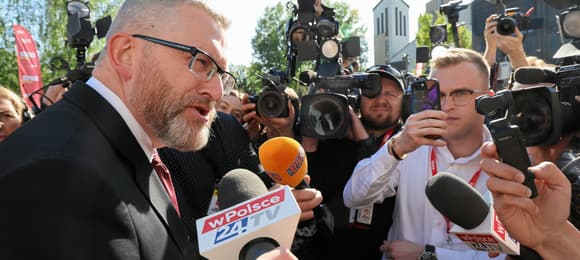 braun rozmawia z dziennikarzami