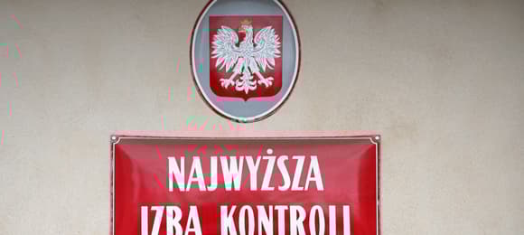 Najwyższa Izba Kontroli - znak na ścianie i godło polski powyżej