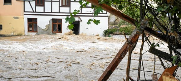 woda płynie ulicą w lądku