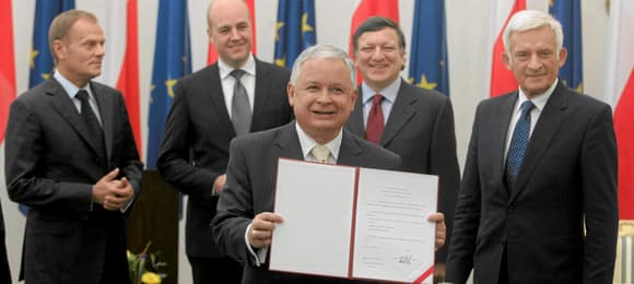 10.10.2009 WARSZAWA , PALAC PREZYDENCKI . OD LEWEJ: PREMIER DONALD TUSK , PREMIER SZWECJI FREDRIK REINFELDT , SZEF KOMISJI EUROPEJSKIEJ JOSE MANUEL BARROSO I PRZEWODNICZACY PARLAMENTU EUROPEJSKIEGO JERZY BUZEK . NA PIERWSZYM PLANIE PREZYDENT LECH KACZYNSKI Z PODPISANYM TRAKTATEM PODCZAS UROCZYSTOSCI PODPISANIA TRAKTATU LIZBONSKIEGO .FOT. WOJCIECH OLKUSNIK / Agencja Wyborcza.pl