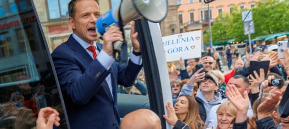 Rafał Trzaskowski z megafonem w tłumie ludzi