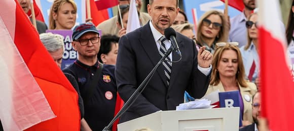 Rafał Trzaskowski w czasie kampanijnego wystąpienia na tle swoich sympatyków