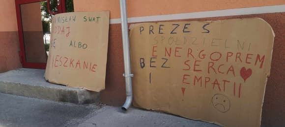 Oparte o ściane kartonowe transparenty z napisami przeciwko eksmisji.