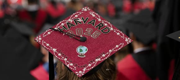 osoba w nakryciu głowy z napisem harvard