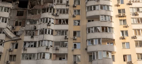 Budynek mieszkalny zniszczony w wyniku rosyjskiego ataku na Kijów w nocy z 5 na 6 czerwca