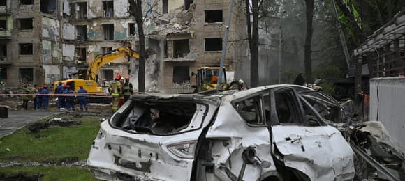 Ratownicy usuwają gruzy dzień po tym, jak rosyjski atak rakietowy zabił dziesięć osób i zniszczył budynek mieszkalny w Kijowie