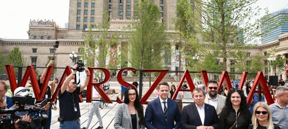 04.06.2025 Warszawa, Plac Centralny. Prezydent Warszawy Rafal Trzaskowski (c) podczas konferencji prasowej na temat zakonczenia prac na placu Centralnym i otwarcia dla mieszkancow nowej, zielonej przestrzeni w sercu stolicy.Fot. Adam Stepien / Agencja Wyborcza.pl