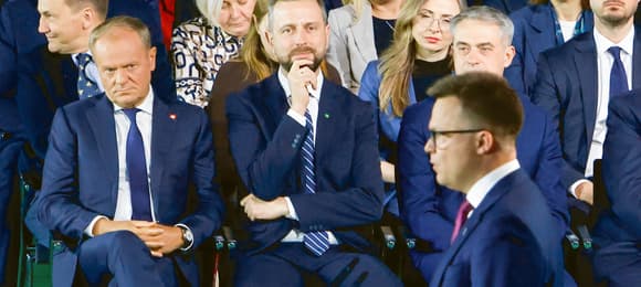 Szymon Hołownia przemawia, patrzą na niego Donald Tusk i Władysław Kosiniak-Kamysz