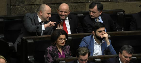 20.02.2025 Warszawa , Sejm . Pierwszy dzien 29 Posiedzenia . Poslowie podczas bloku glosowan . Nad wnioskiem o zatrzmanie posla Marcina Romanowskiego , 30 dniowym aresztem dla Zbigniewa Ziobro , nad wnioskiem o wotum nieufnosci dla ministry rownosci Katarzyny Kotuli . nz Dariusz Matecki , Mariusz Gosek , Zbigniew Ziobro .Fot. Slawomir Kaminski / Agencja Wyborcza.pl