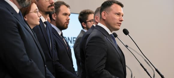 Sławomir Mentzen podczas konferencji prasowej w otoczeniu polityków i polityczek Konfederacji.