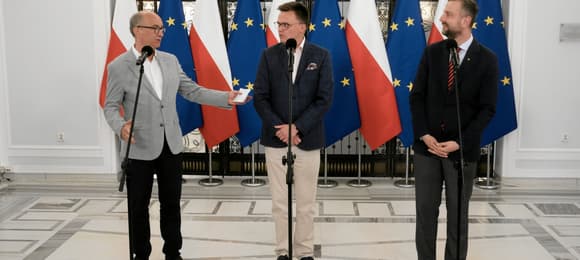 czarzasty, hołownia, kosiniak-kamysz stoją przy mikrofonach