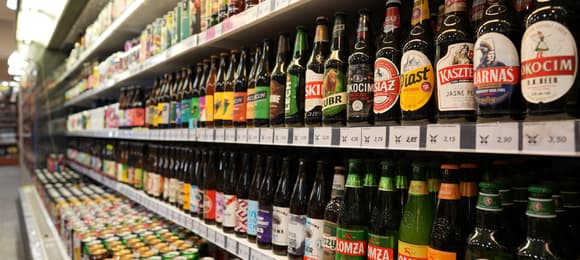 22.02.2024 Wroclaw , Nadodrze . Miasto wprowadza prohibicje na osiedlu Nadodrze . Drink Hala , market alkoholowyFot . Tomasz Pietrzyk / Agencja Wyborcza.pl