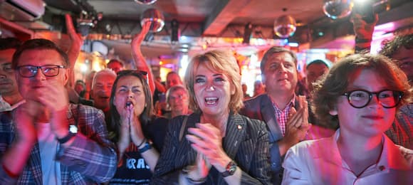 01.06.2025 Lodz , ulica Piotrkowska . Piwiarnia klub Lodz Kaliska . Sztab wyborczy Koalicji Obywatelskiej i jej zwolennikow . Oczekiwanie na wyniki wyborow prezydenckich . Prezydentka Lodzi Hanna Zdanowska chwile po ogloszeniu wynikow sondazowych w wyborach .Fot. Tomasz Stanczak / Agencja Wyborcza.pl