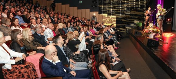 Spektakl w Teatrze im. Żeromskiego w Kielcach. Widać scenę i publiczność z bocznej perspektywy