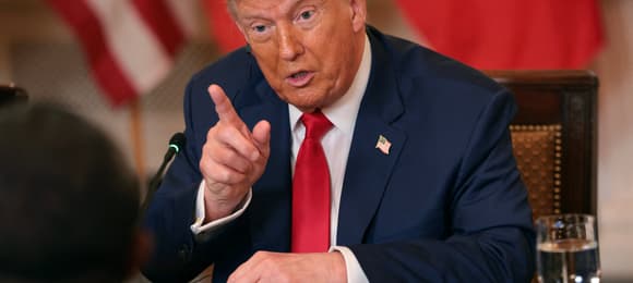 Donald Trump grozi palcem