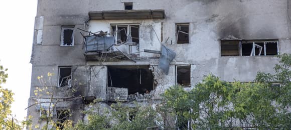 Znieszczony budynek po bombardowaniu