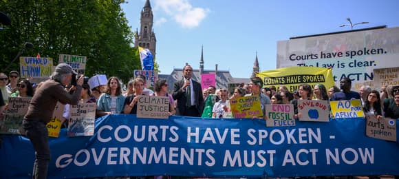 tłum stoi z napisem court have spoken
