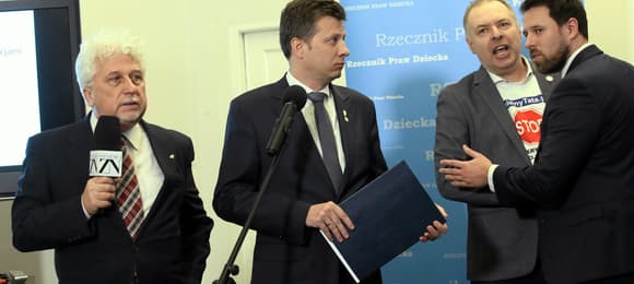 Czterej dyskutujący męzczyźni