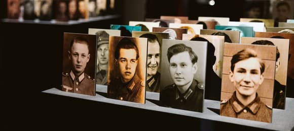 Zdjęcia młodych mężczyzn w mundurach armii Trzeciej Rzeszy.