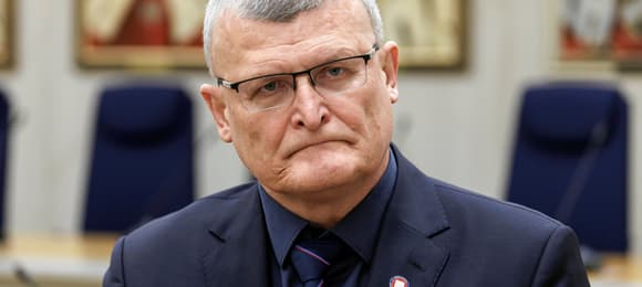 zbliżenie na twarz Grzesiowskiego