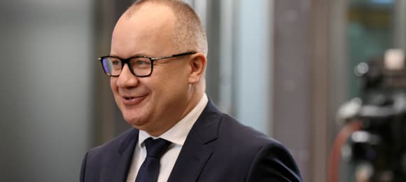 Łysiejący 40-latek w okularach.