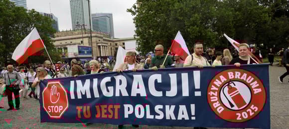19.07.2025 Warszawa . Marsz pod haslem  Stop imigrantom  , organizowany przez Ruch Obrony Granic , wspierany przez politykow Konfederacji . Trasa : pasaz Wislawy Szyborskiej do pomnika Mikolaja Kopernika . Fot. Robert Kowalewski / Agencja Wyborcza.pl