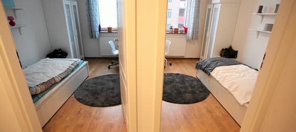 Mieszkanie. Widok na dwie identyczne sypialnie z korytarza