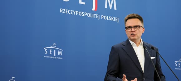 hołownia na tle napisu sejm