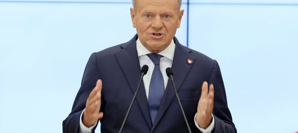 Premier Donald Tusk gestykuluje na mównicy