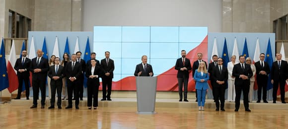 23.07.2025 Warszawa , al Ujazdowskie , KPRM . Premier Donald Tusk (c) podczas konferencji prasowej na temat rekonstrukcji rzadu . Na zakonczenie wspolne zdjecie Rady Ministrow  w nowym skladzie .Fot. Slawomir Kaminski / Agencja Wyborcza.pl