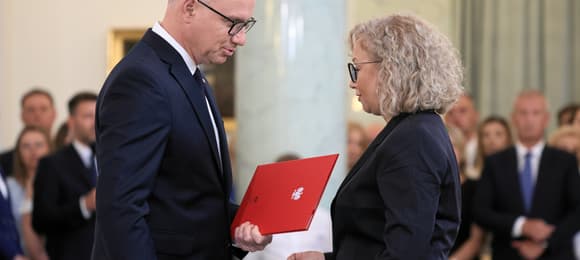 24.07.2025 Warszawa , Krakowskie Przedmiescie , Palac Prezydencki . Prezydent Andrzej Duda (l) i ustepujaca ministra ds. rownosci Katarzyna Kotula (p) podczas uroczystosci dokonania zmian w skladzie Rady Ministrow.Fot. Slawomir Kaminski / Agencja Wyborcza.pl