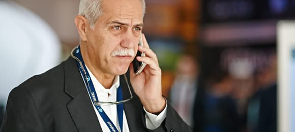 solorz rozmawia przez telefon