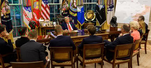 Czerwony dywan dla Putina, rząd krzesełek dla liderów UE. Co wynika ze smutnego show Donalda Trumpa?