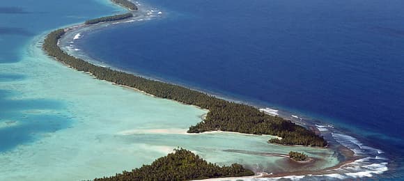 Tuvalu: wąziutki pas ziemi z roślinnością wije sie przez ocean