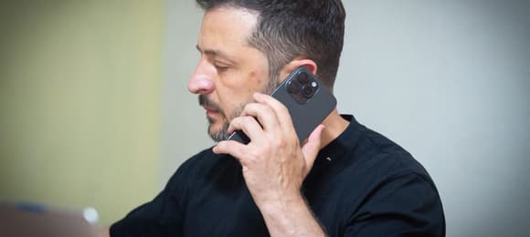 Wołodymyr Zełenski rozmawia przez telefon komórkowy