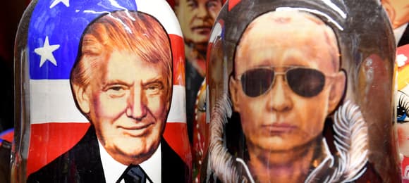 Rosyjskie drewniane lalki matrioszki z wizerunkami Trumpa i Putina