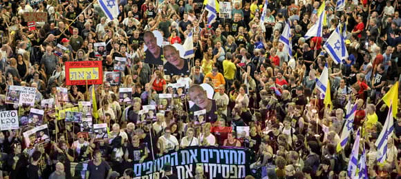 Tysiące ludzi na ulicy, transparenty po hebrajsku, Tel Aviv