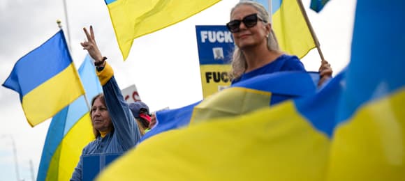Ludzie z ukraińskimi, niebiesko-żółtymi flagami