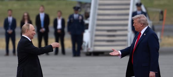 Na płycie lotniska Donald Trump wita Władimira Putina.