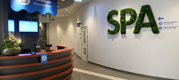 recepcja Spa, na ścianie napis SPA