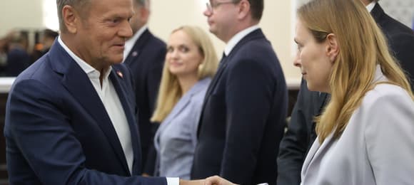 12.08.2025 Warszawa . Kancelaria Premiera Rady Ministrow . Al . Ujazdowskie 1 . Minister funduszy i polityki regionalnej Katarzyna Pelczynska - Nalecz (p), premier Donald Tusk (L) podczas posiedzenia rzadu .Fot . Robert Kowalewski / Agencja Wyborcza.pl