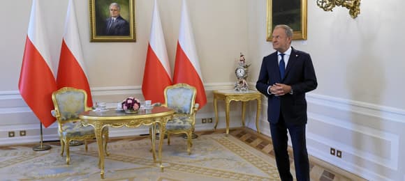DOnald Tusk czeka na Karola Nawrockiego w sali Pałacu Prezydenckiego