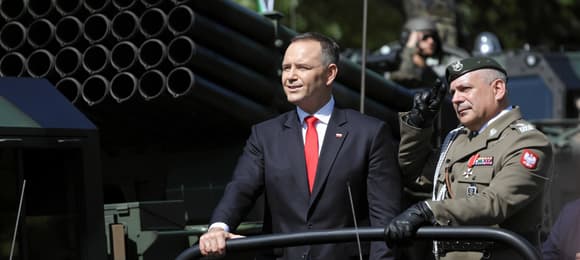 nawrocki w garniturze, obok mężczyzna w wojskowym mundurze
