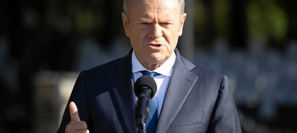 Donald Tusk z groźną miną przed mikrofonem