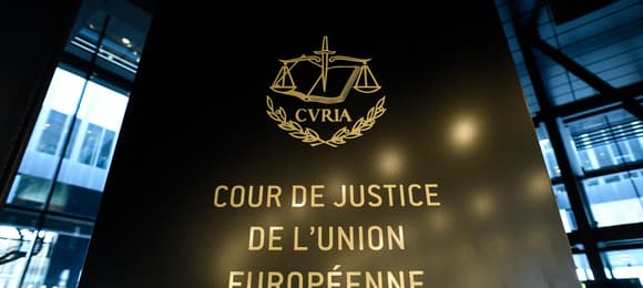 tablica z napisem cour de justice de l'union europeenne